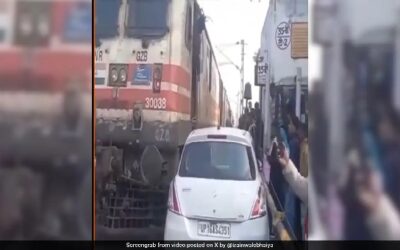 Stun Facts!! Car narrowly avoids collision with incoming train